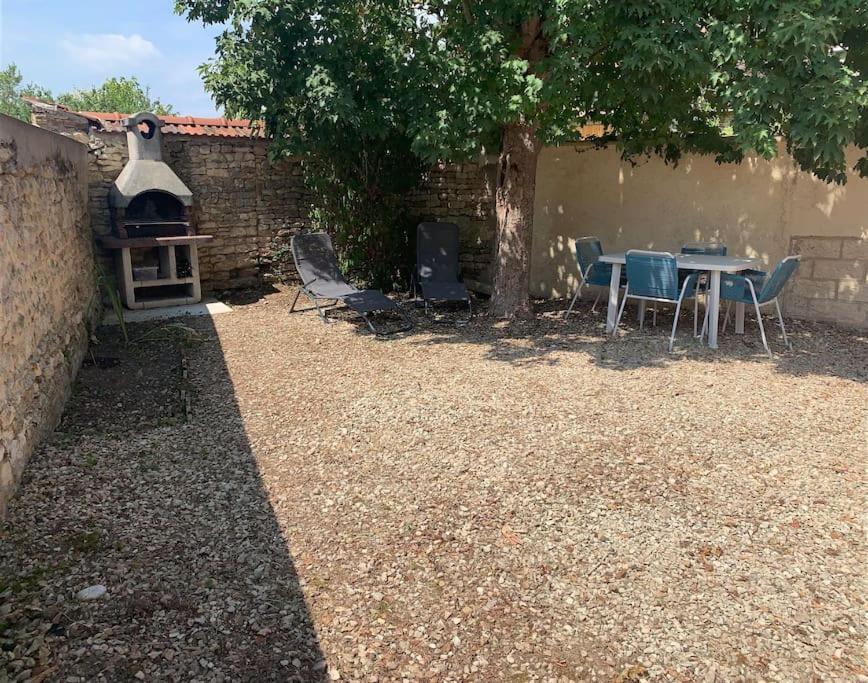 Agreable Maison De Ville Avec Cour Privative Au Coeur Du Chablisien Maligny Exterior photo
