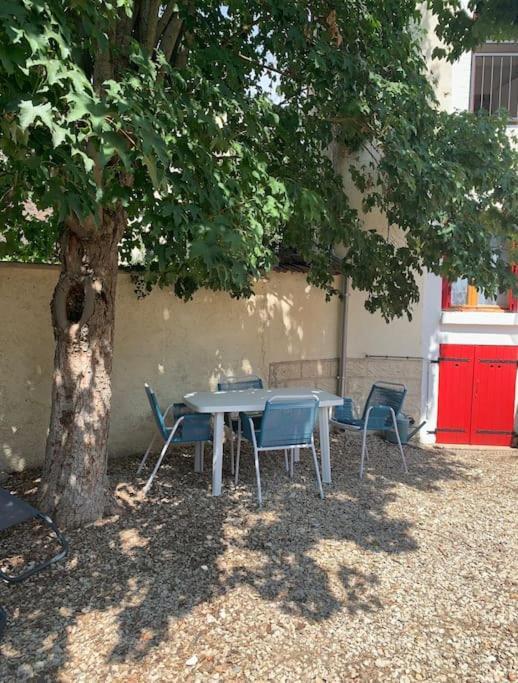 Agreable Maison De Ville Avec Cour Privative Au Coeur Du Chablisien Maligny Exterior photo