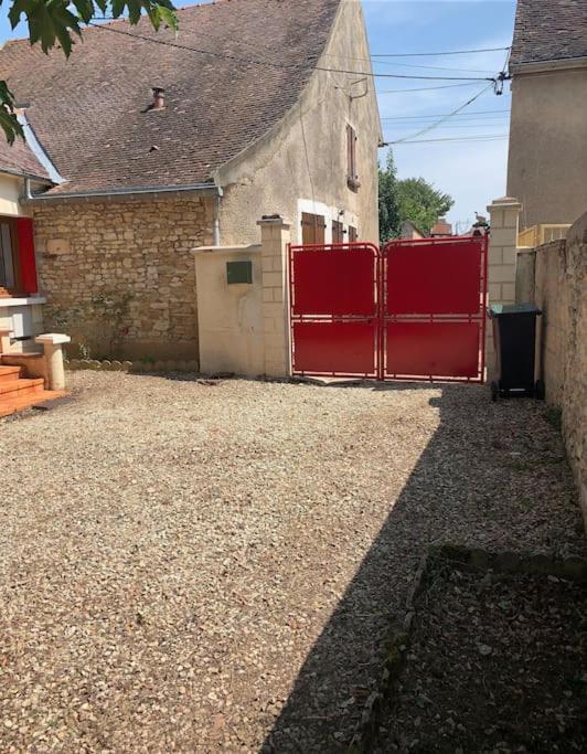 Agreable Maison De Ville Avec Cour Privative Au Coeur Du Chablisien Maligny Exterior photo