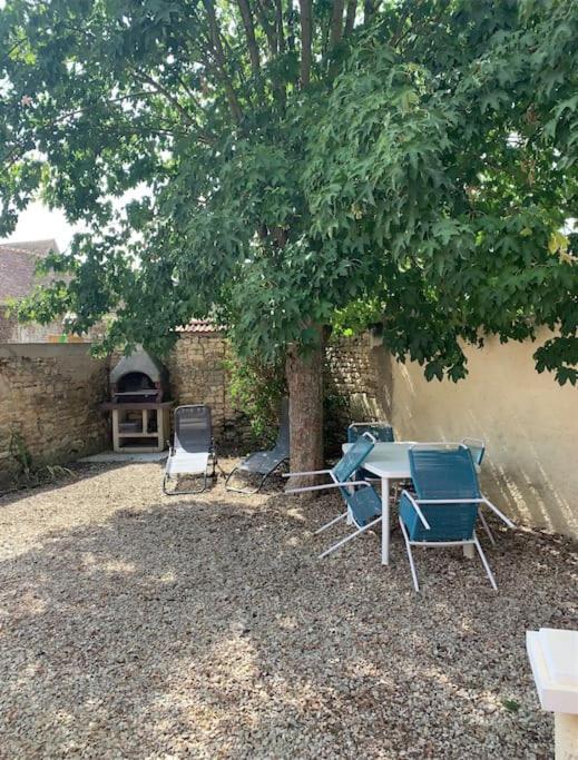 Agreable Maison De Ville Avec Cour Privative Au Coeur Du Chablisien Maligny Exterior photo